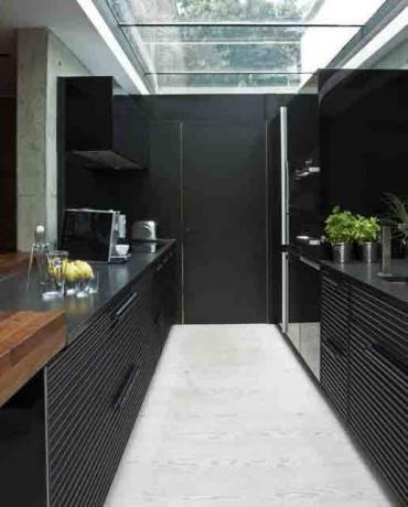 Melnas virtuves interjerā - grezna minimālisma vienkāršība
