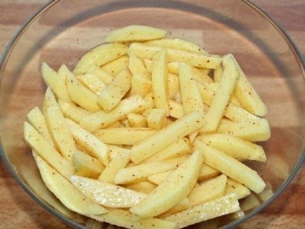 Kartupeļi sajauc ar olbaltumvielām.