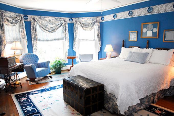 Guļamistabas fotoattēls ar zilām sienām, lai samazinātu vietu