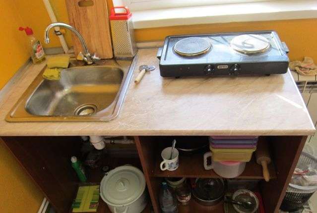 Pašdarināts virtuves skapis - atliek tikai pakārt durvis, un to nevar atšķirt no iegādātajām austiņām