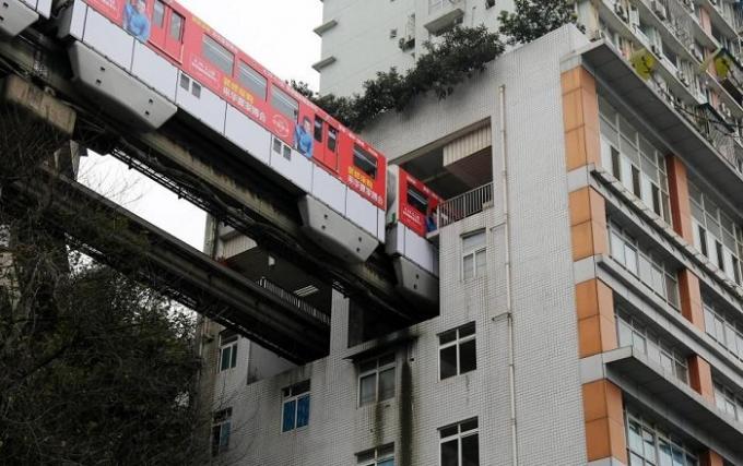 Ķīnas pilsētā Chongqing vilcienu palaist pa māju.
