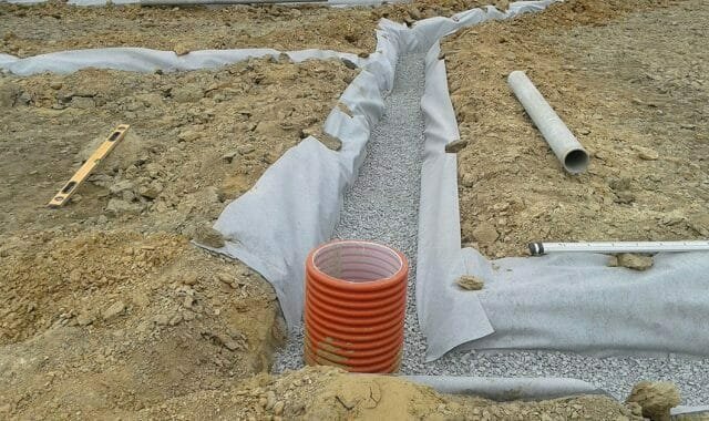 Lai aizsargātu caurules no aizsērēšanu zemi, smiltīm, un citas smalkas materiāliem, tie jāiesaiņo ģeotekstils