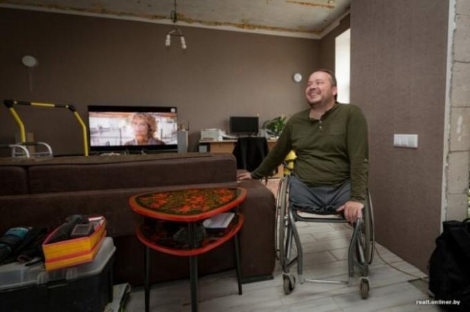 Vjačeslavs pilsonis Minskas būvē māju un sapņo par mājīgu terasi.