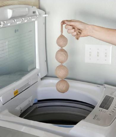 Garland bumbiņas, ka ir pienācis laiks, lai nosūtītu veļas mašīnā.
