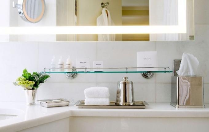 Sniega balta vannas: 5 tīrības noslēpumus no luksusa viesnīcām darbiniekiem