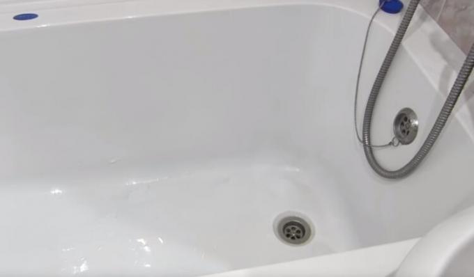 Sieva piespieda tīrīt vannu. Nav problēmu, soda un citronskābe ir palīdzējuši man to darīt!