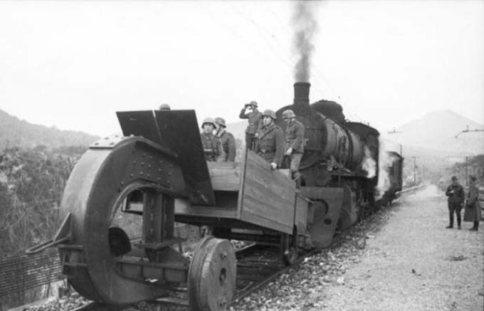 Kāpēc vācieši II Pasaules kara tika pievienots vilcieniem lieli āķi.