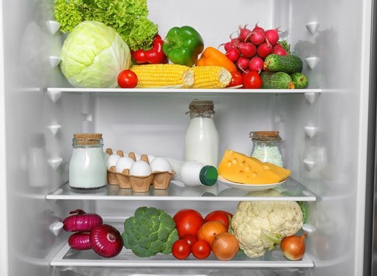 Piepildiet ledusskapi ar ēdienu no nedēļas gatavošanai nepieciešamā saraksta