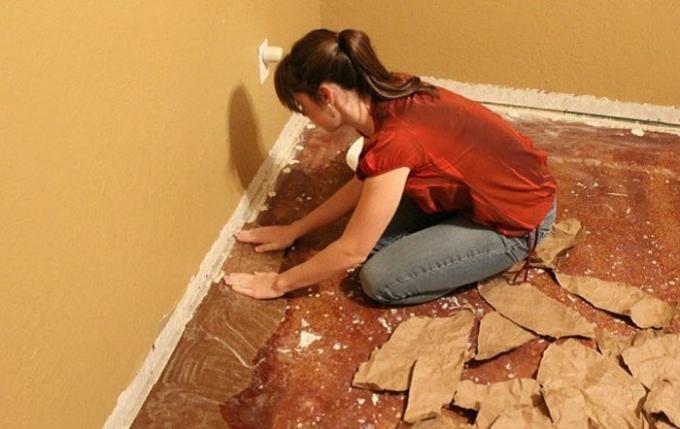 Lai ietaupītu remontu, šī sieviete ir atjaunināts grīdas dēļ parasta papīra.