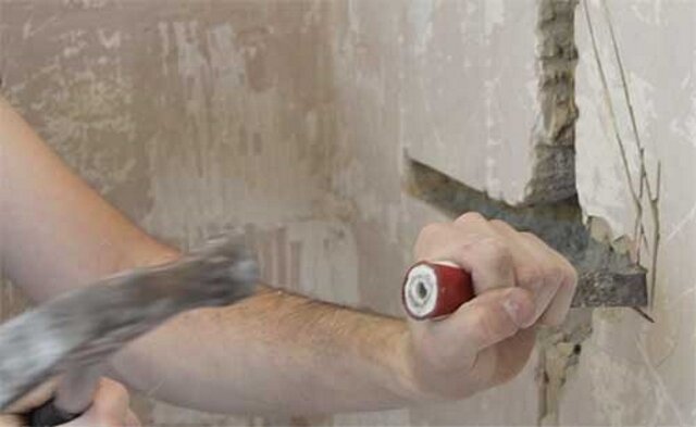 Shtroblenie siena ar āmuru un kaltu