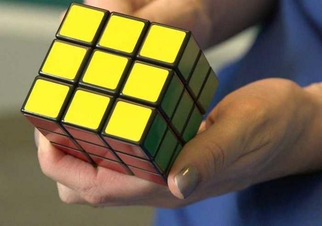 Kā salikt Rubika kubu, izmantojot divas kustībām