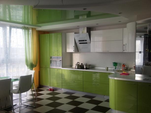 Zaļā virtuve (54 foto) Ischia: video instrukcijas interjera dekorēšanai ar savām rokām, dizains, virtuves komplekts, galds, krēsli, sienas, griesti, Leroy Merlin, foto un cena