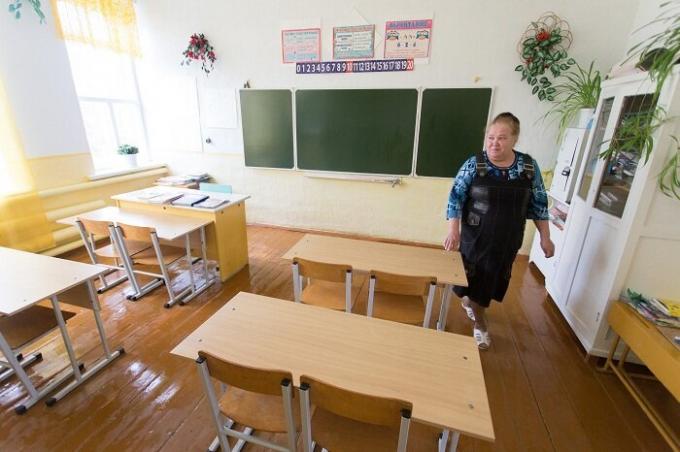 In ciema skolā tikai trīs klases, kurās bērni mācās četriem (Sultanov, Chelyabinsk Region).