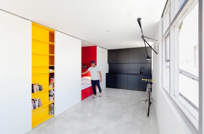 Studio 27 m² ar guļamistaba, vannas istaba un virtuve skapī