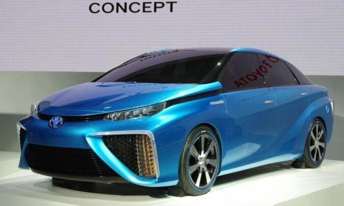 No vienas degvielas uzpildes stacijās Toyota Mirai ūdeņradi, var ceļot 650 kilometrus. | Foto: teknoblog.ru.