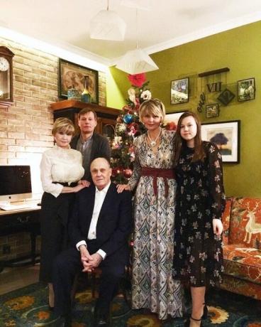 Starry ģimene samontēti dzīvoklī pēc remonta (Julia Menshov ar savu slaveno ģimeni).