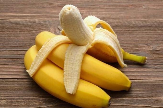 Banānu karaliene ēd tikai ar nazi un dakšiņu.