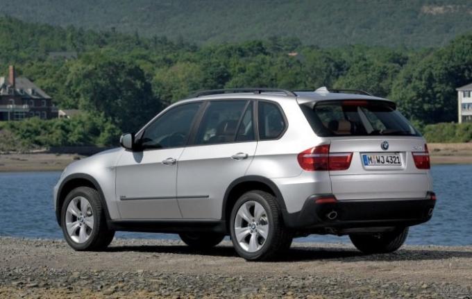 Vidējā izmēra luksusa krosovers BMW X5 otrās paaudzes. | Foto: autodmir.ru.