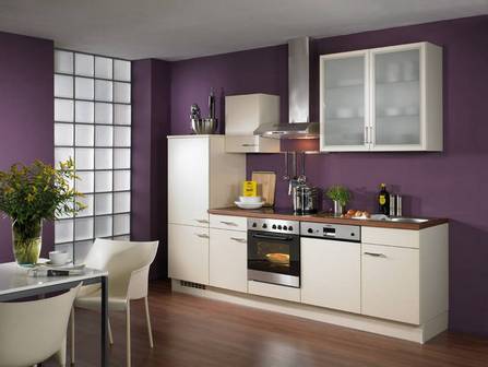 Mūsdienu virtuve ar baltām austiņām uz violetu sienu fona