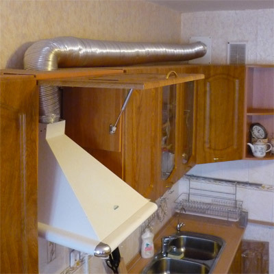 Kapuces uzstādīšana ventilācijas sistēmā, izmantojot īpašu gofrētu cauruli
