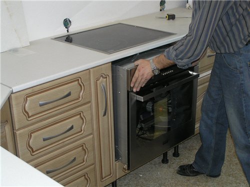 trauku mazgājamās mašīnas atrašanās vieta virtuvē