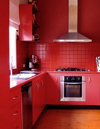 sarkana krāsa virtuves interjerā
