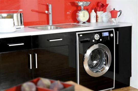 Ko var iedomāties stilīgāk nekā melnas veļas mazgājamās mašīnas priekšējās daļas un melnā virsma