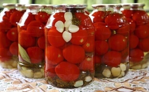 Kas ir izmantot marinētiem tomātiem un kam tās var būt kontrindicēta