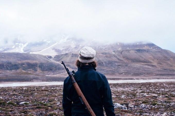 Uz staigāt, jūs varat doties tikai ar pistoli (Longyearbyen, Norvēģija).