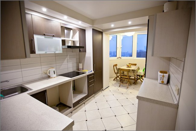 virtuves dizains ar balkona durvīm