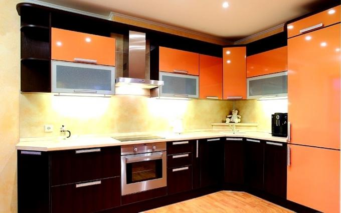 virtuves dizains oranžās krāsās
