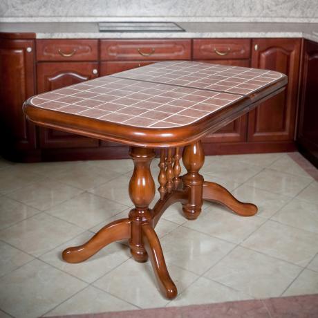 Virtuves galdi ar keramikas flīzēm (36 fotoattēli): DIY video instrukcijas uzstādīšanai, cena, foto