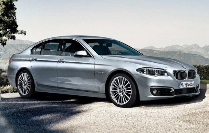 Sudraba biznesa klases sedans BMW 535i 2014. | Foto: cheatsheet.com.