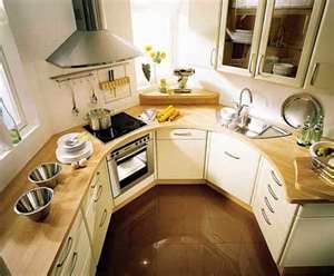 Pat ļoti mazu virtuvi ar sarežģītu formu var padarīt ērtu.