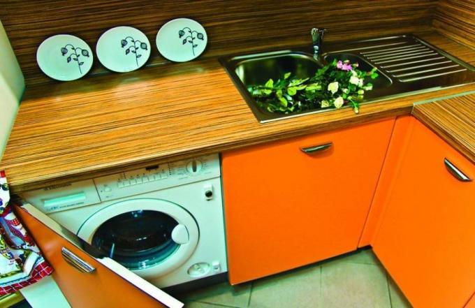 Veļas mazgājamās mašīnas uzstādīšana virtuvē: video instrukcija