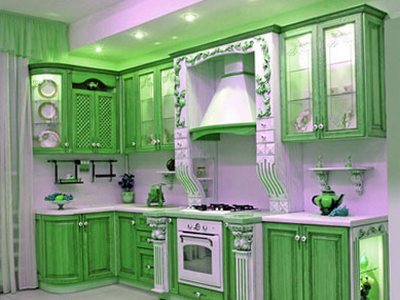 Zaļās virtuves mēbeles ar smaragda nokrāsu