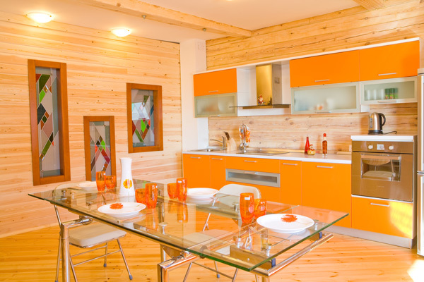 virtuves dizains oranžā krāsā