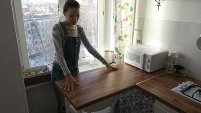 Bāra lete ir ēdamistabas zona atjauninātajā interjera virtuvē. | Foto: cpykami.ru.