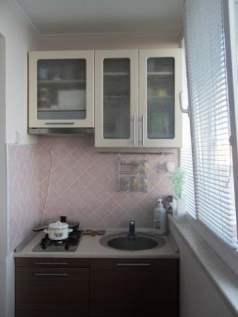 virtuves dizains virtuvei ar balkonu