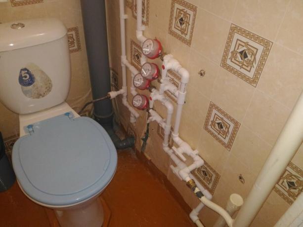 Cauruļvadu tualete savienots ar karstu ūdeni