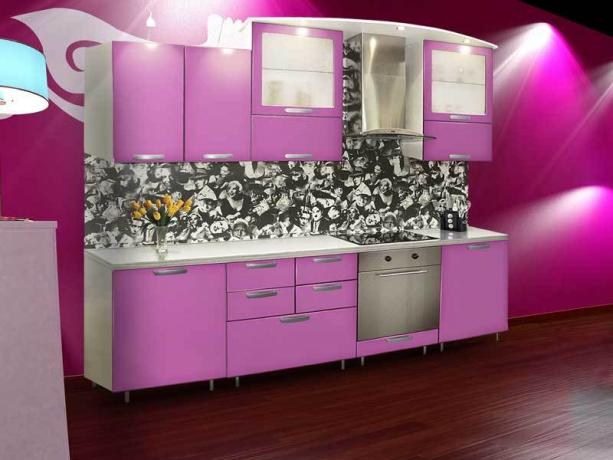 rozā tapetes virtuvē