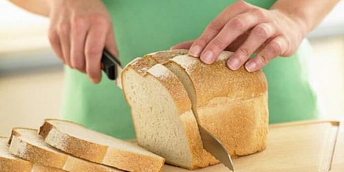 Kā samazināt svaigu maizi, tāpēc tas nav sagrūt.