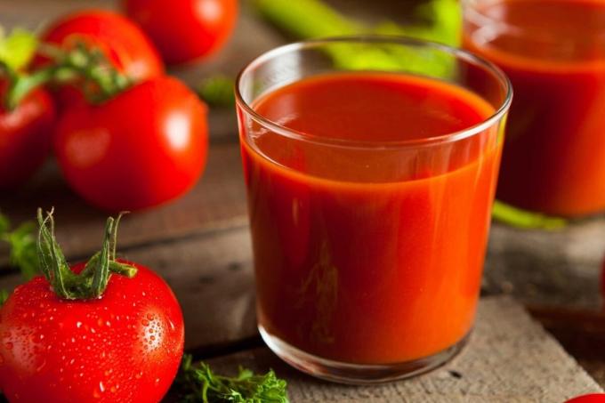 Kāds ir ieguvums no tomātu sulas, un kam var būt kontrindicēta