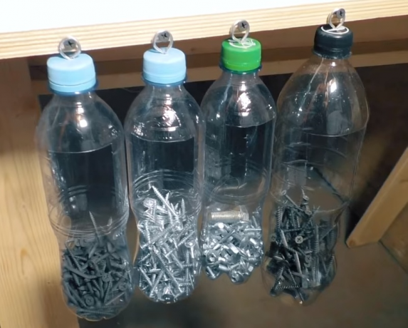 Plastmasas pudele ir ērti uzglabāt metāla sīkumus