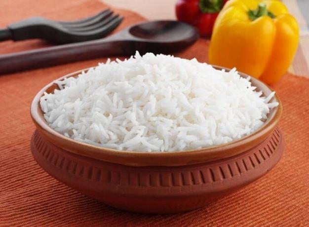 Kā pagatavot perfektu rīsu kraukšķīgus, kas nav aglomerēti kūka