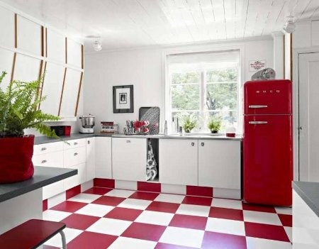 sarkana virtuve ar baltu