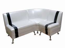 Balts stūra dīvāns no eko ādas materiāla.