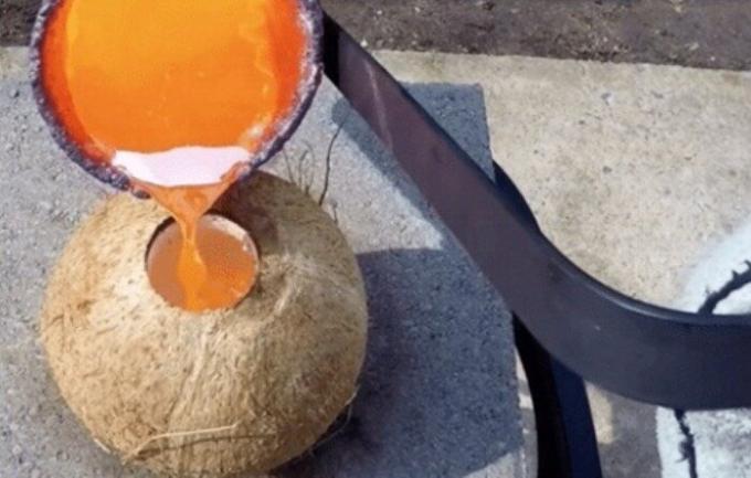 Blogger iespaidīgu eksperiments veikts, aizpildot izkausēta vara kokosriekstu čaulu