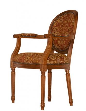 Krēsls-krēsls ar roku balstiem klasiska stila virtuvei.