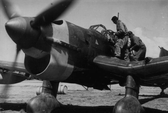"Iestrēdzis" debesīs, kāpēc Junkers Ju 87 nav ievelkams nolaišanās mehānisms lidojuma un briesmīgā rēkt pirms bumba izgāztuves laikā